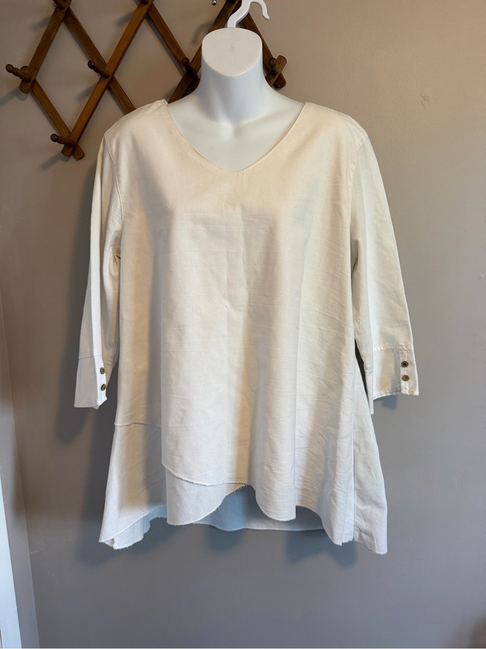 DKR Linen Blend V Neck Asymmetric Hem Tunic Top Cream White L